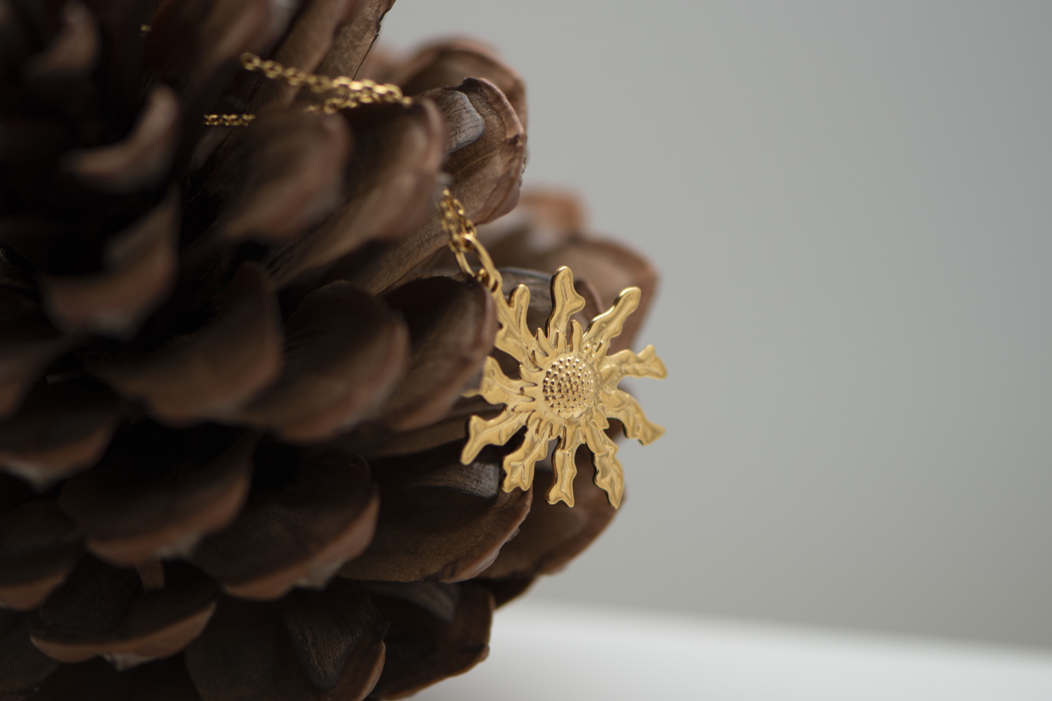 Colgante Eguzkilore en chapado oro 18k símbolo vasco protector