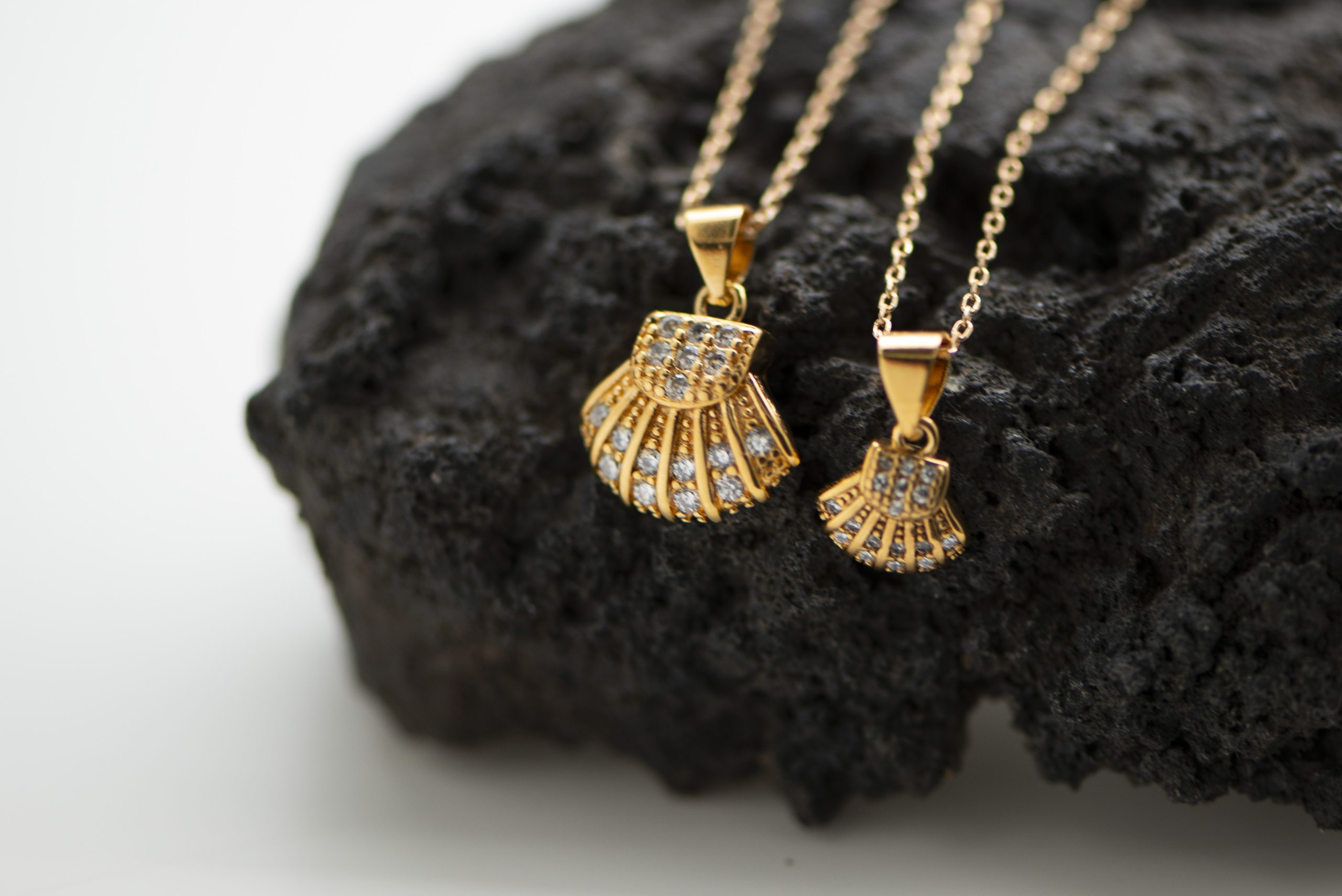 Colgante concha del camino de santiago en chapado oro 18k con circonitas cúbicas