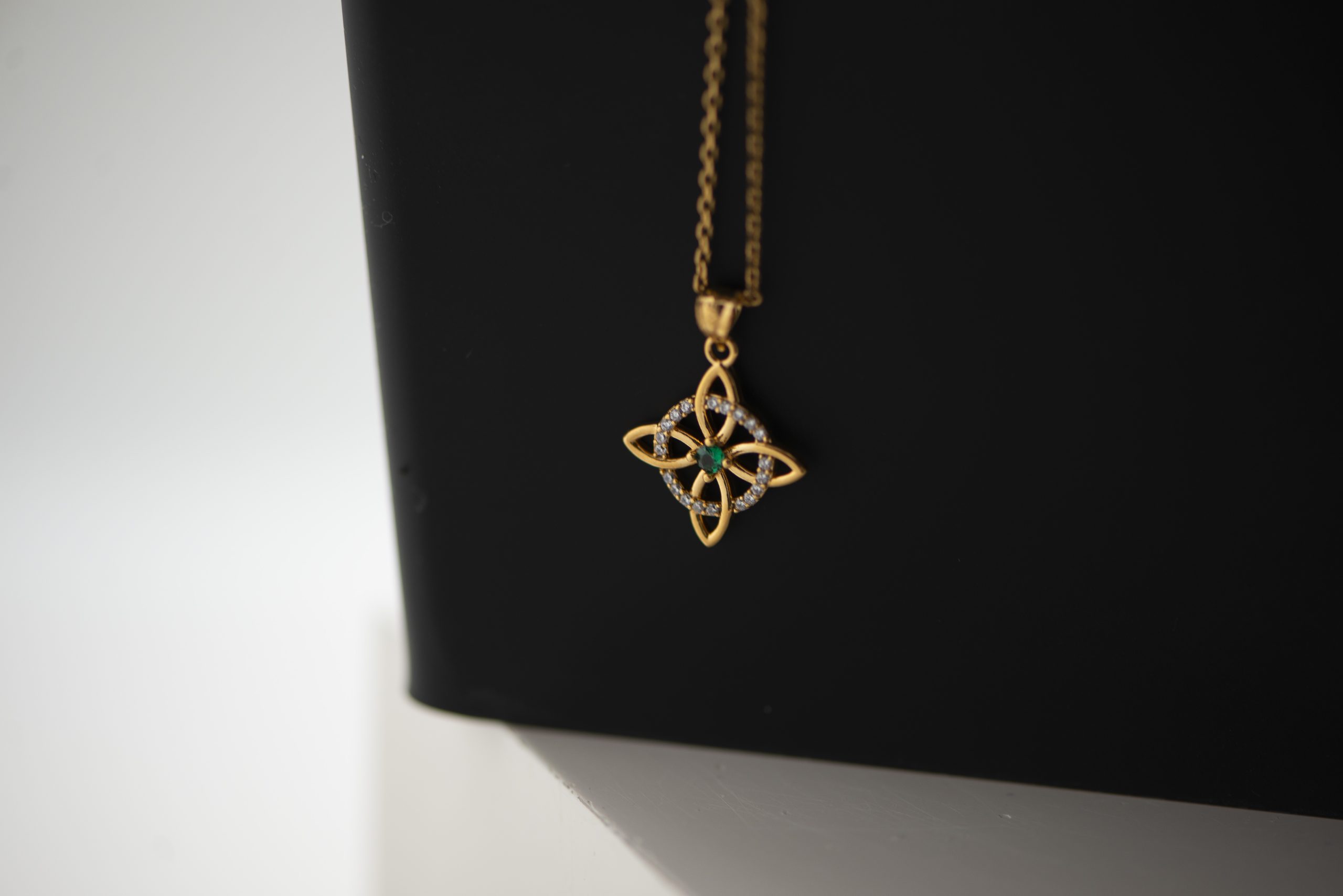 Colgante Nudo de Bruja Chapado Oro 18k y Circonita | Talism&aacute;n protector