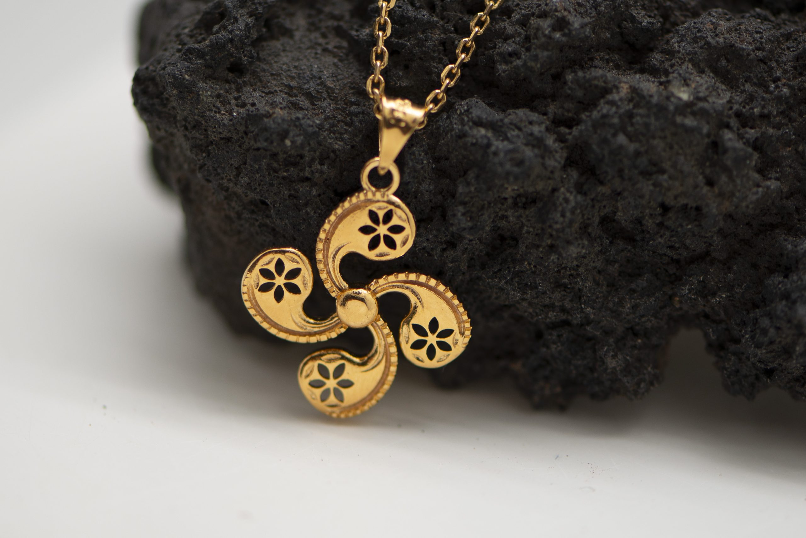Colgante Lauburu floral chapado oro 18k, cruz vasca con motivo flor calado