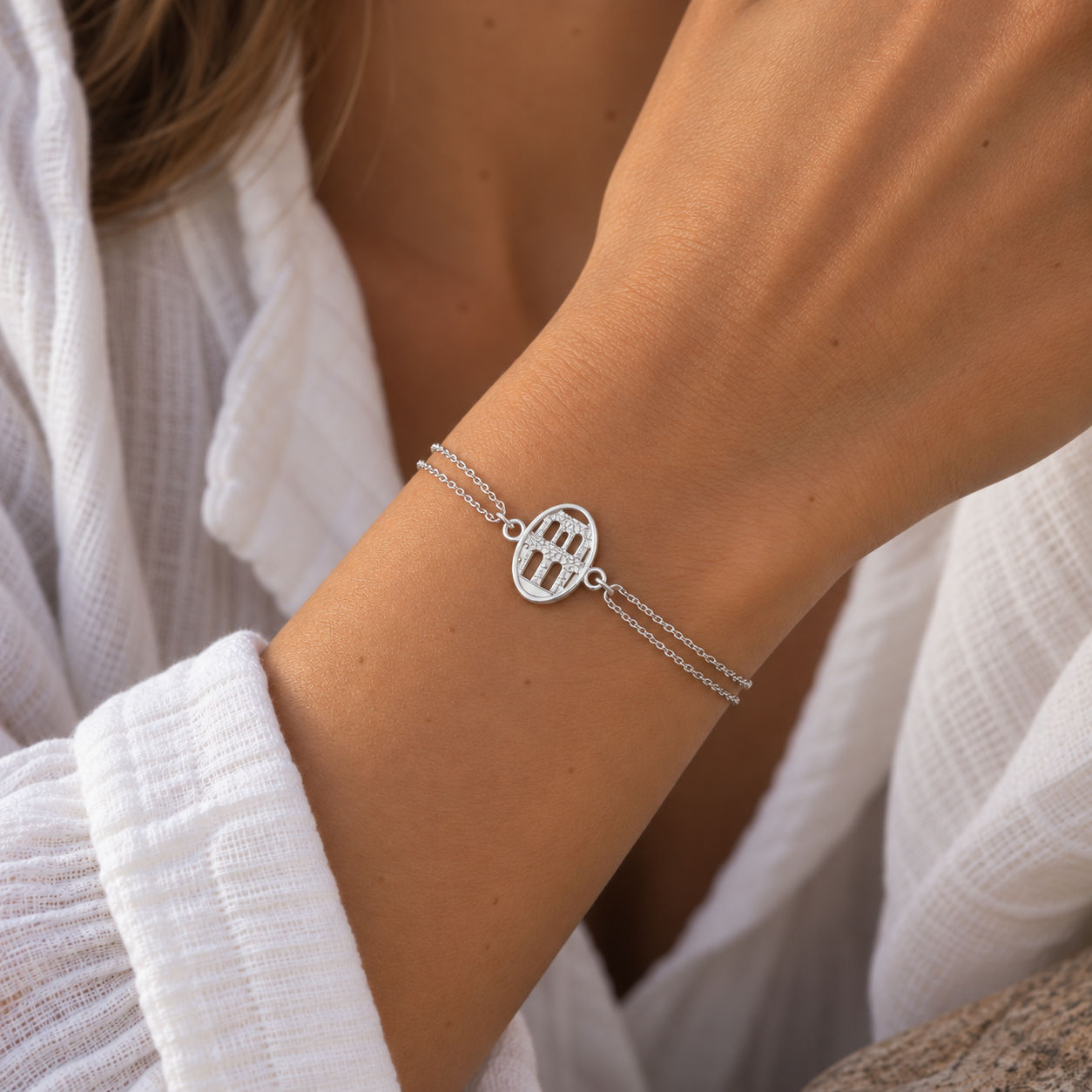 Pulsera Acueducto de Segovia en plata 925 con doble cadena ajustable. Joyería artesanal inspirada en el legado romano